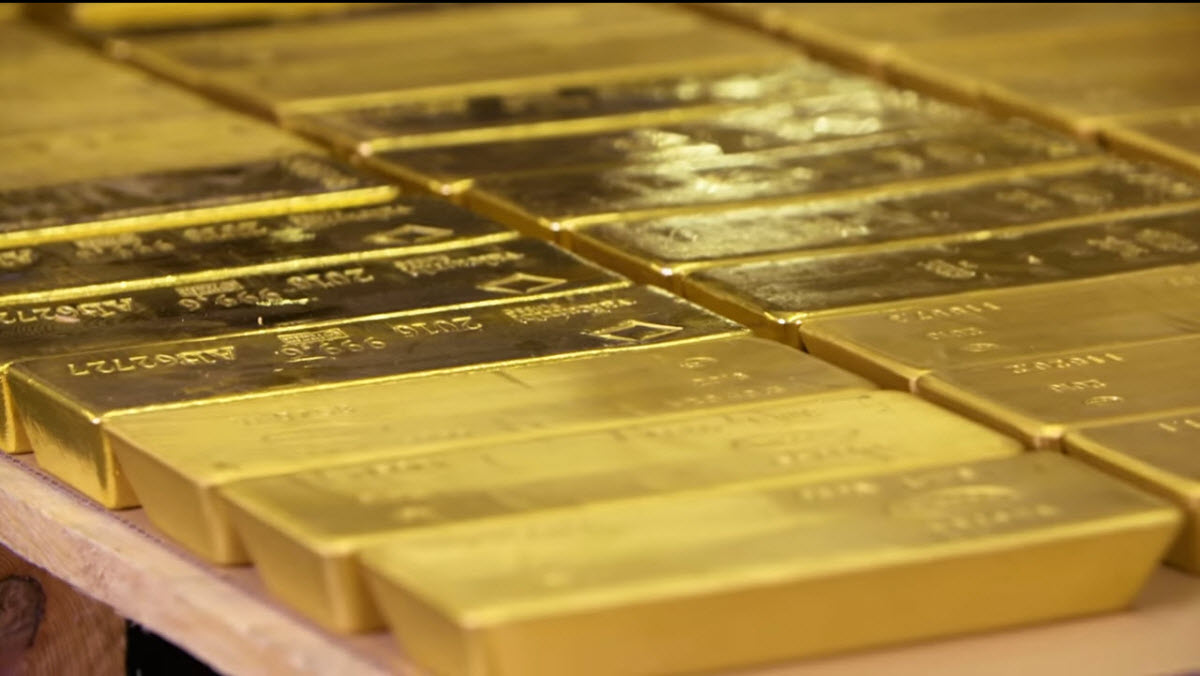 Gold bars 400oz on a pallet within a vault
